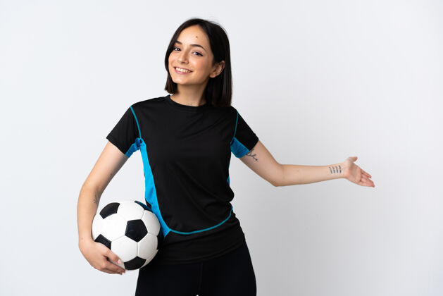 呼叫年轻的足球运动员 一个被隔离在白色背景下的女子 向侧面伸出双手 邀请前来成人运动员游戏