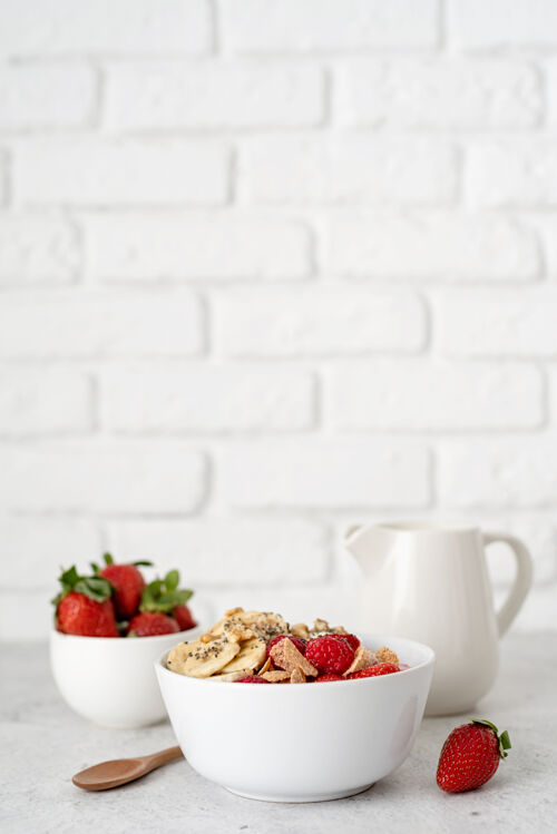 燕麦健康饮食健康的早餐 麦片 新鲜的浆果和牛奶放在白色砖墙背景的碗里 复制空间格兰诺拉麦片谷物碗