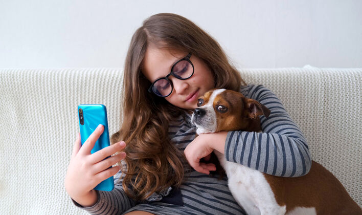 欧洲戴眼镜的可爱白人小女孩和狗自拍手机眼镜房子狗