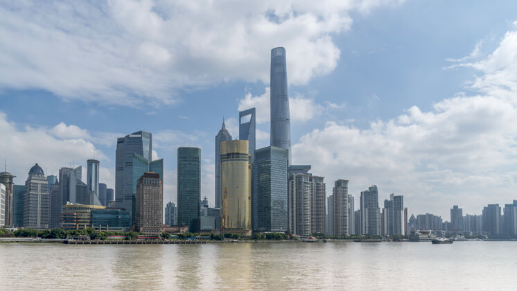 旅游上海陆家嘴金融区办公楼建筑景观河流