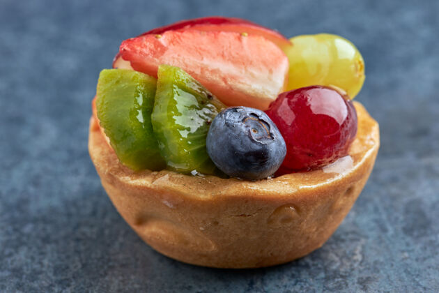 精细迷你优质新鲜水果甜点放在海绵蛋糕上蓝莓吃黑莓