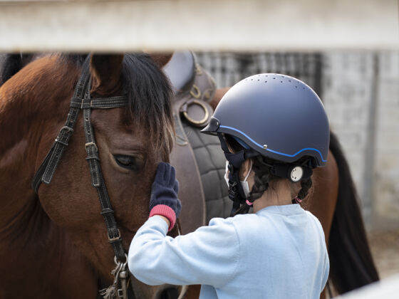 女人亚洲学童女孩骑马 在牧场骑马或练习骑马乡村种马马