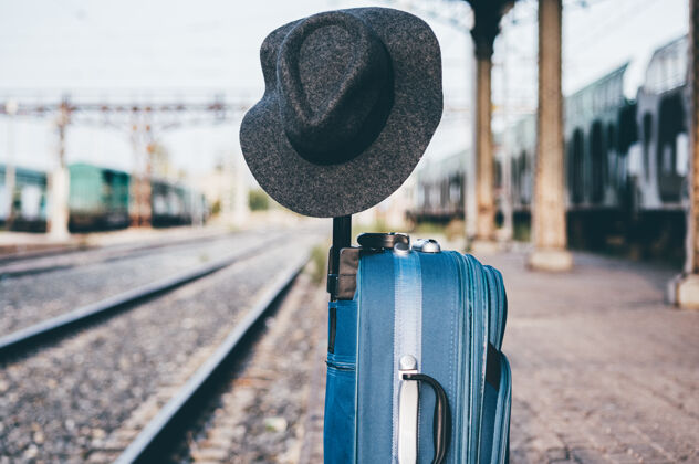 旅行者帽子放在火车站的手提箱上开始公共交通路线