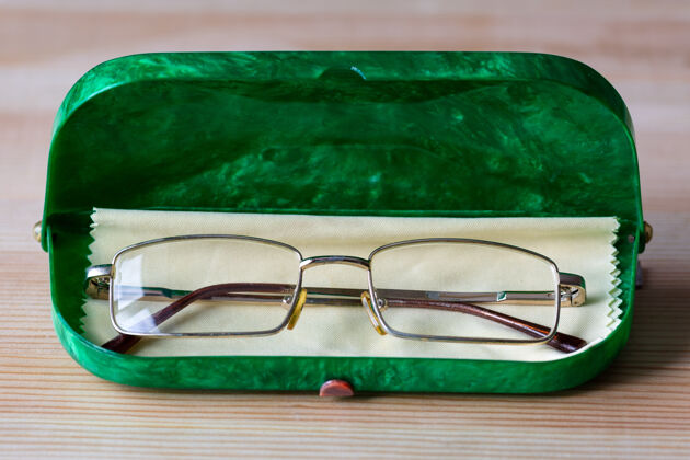 绿色一个绿色的眼镜盒和一块清洁布箱子材料容器