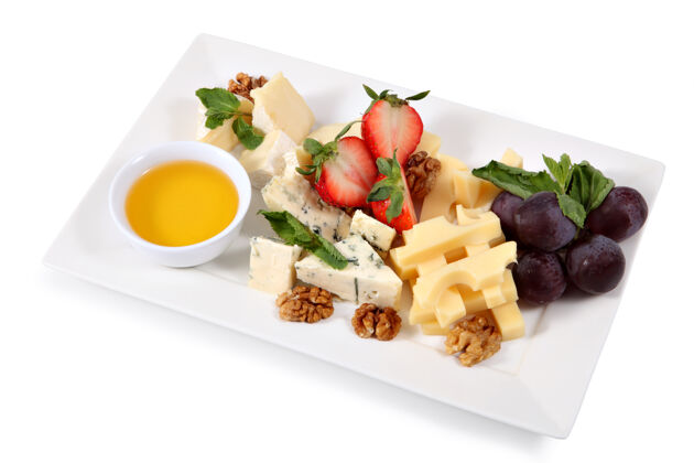 切片奶酪拼盘 混合奶酪 隔离在白色背景上奶酪牛奶瓷器