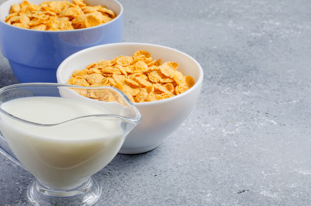 饮食玉米片和牛奶健康饮食复制空间早餐玻璃杯牛奶
