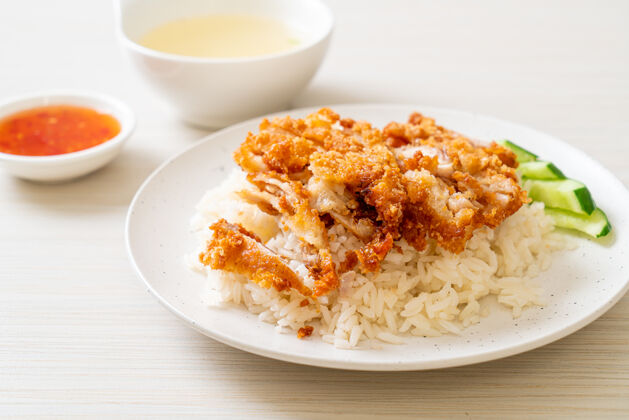 泰国海南鸡饭配炸鸡或米饭蒸鸡汤配炸鸡-亚洲风味新加坡切片美食