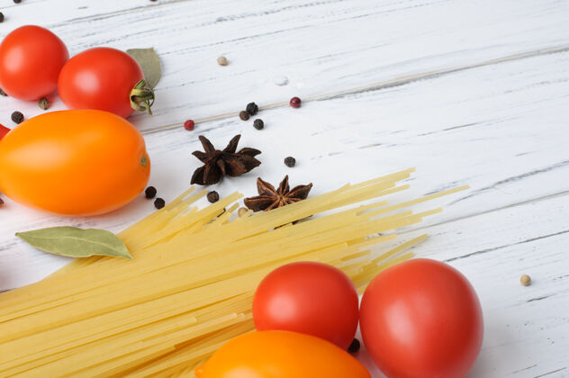 番茄生意大利面 西红柿和香料放在一张白色的木桌上莳萝白木桌配料