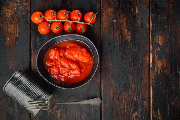 餐整个罐装西红柿 放在旧的深色木桌上 俯视平面图木桌子顶视图番茄罐头