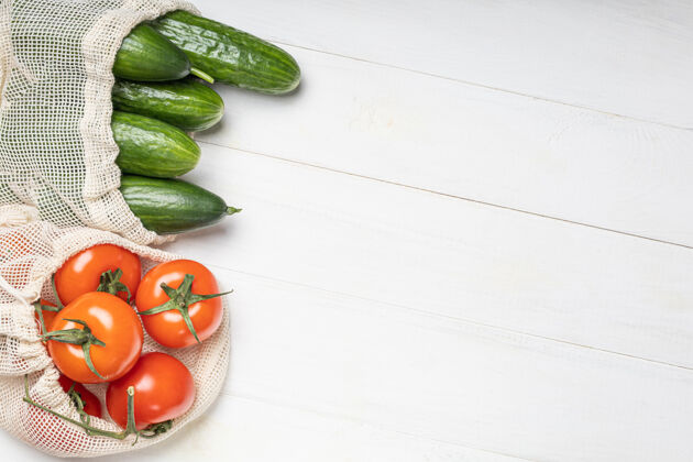 减少用环保袋包装新鲜蔬菜 西红柿和黄瓜新鲜生的购物者