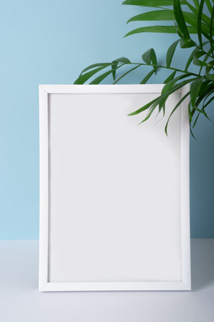 桌子垂直雇员夏季白色相框模型蓝色背景与棕榈叶为您的设计 广告薰衣草花束空白