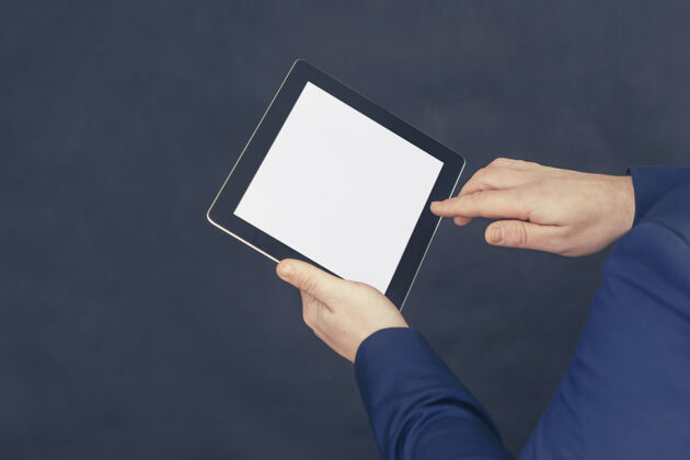 男性穿着蓝色夹克的商人手里拿着一个白色屏幕的平板电脑模型拇指小工具手指