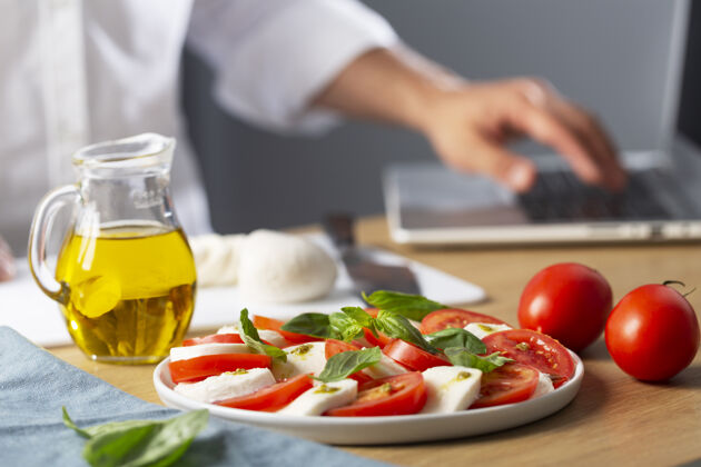 意式家常菜concept.man公司在网上搜索如何烹调卡普里斯沙拉 是意大利著名的沙拉新鲜西红柿 马苏里拉奶酪和罗勒食物美味菜