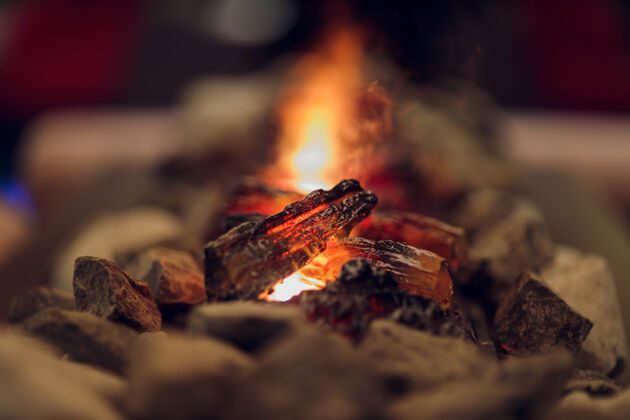 电橙色和黄色火焰的电壁炉特写篝火舒适浪漫