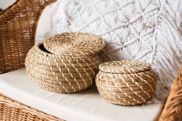 草药藤椅上放着两个藤条编的柳条篮子枕套环保 天然材料 环保波西米亚风格稻草心情有机