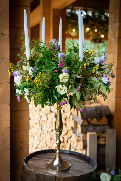 装饰鲜花餐厅装饰新婚夫妇的婚礼桌庆祝花束花卉花卉