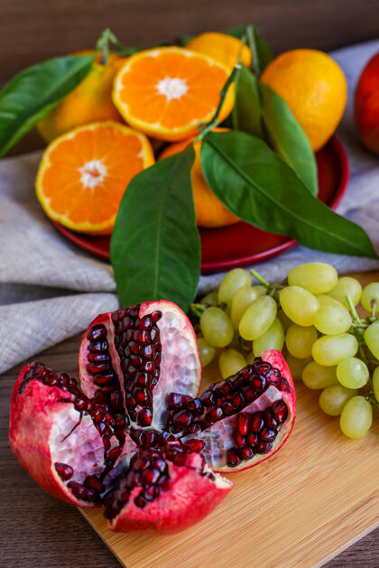 水果厨房里有鲜亮的水果健康饮食健康食品葡萄