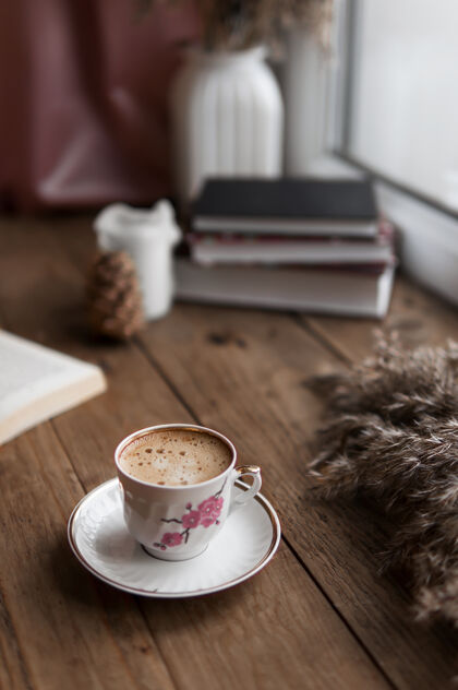 木头带咖啡杯和书的木桌早晨杯子书籍