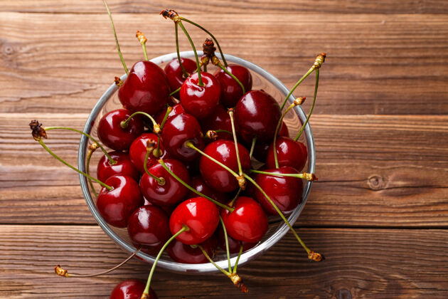 健康盛有新鲜红樱桃的碗健康食品理念葡萄酒有机浆果