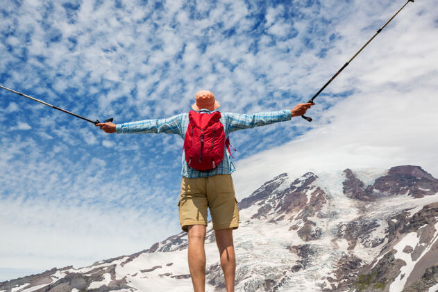 风景在华盛顿雷尼尔山国家公园徒步旅行的男性 美国远足健身景观