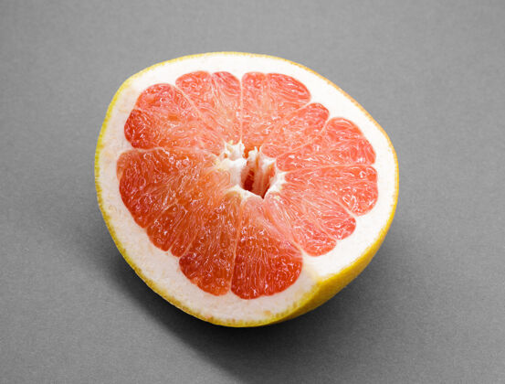 橙色葡萄柚柑橘类水果半隔离在灰色与剪辑路径葡萄柚剪辑背景