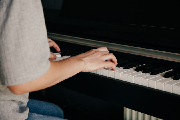 人弹钢琴白种人的手在弹钢琴爱好概念手爱好流行