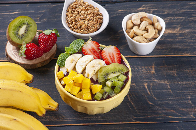 早餐巴西酸奶-在碗里配热带水果复制空间水果芒果食物