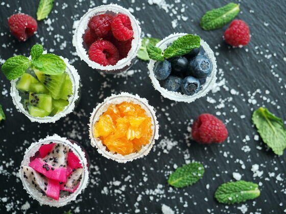 冰淇淋冷冻水果和浆果加糖和薄荷叶在玻璃杯里猕猴桃浆果传统