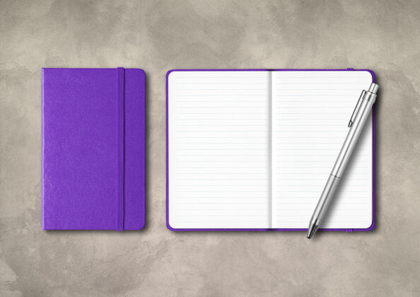 封面带钢笔的紫色封闭和开行笔记本在混凝土背景上孤立的模型书桌线条组织者