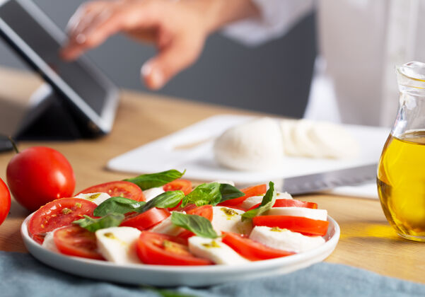 观点家常菜concept.man公司在网上搜索如何烹调卡普里斯沙拉 是意大利著名的沙拉新鲜西红柿 马苏里拉奶酪和罗勒烹饪叶子检疫