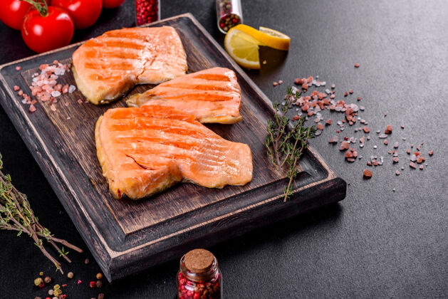 美食美味的新鲜红鱼北极焦烤在一个烤架来源欧米茄 健康食品晚餐烧烤鲑鱼