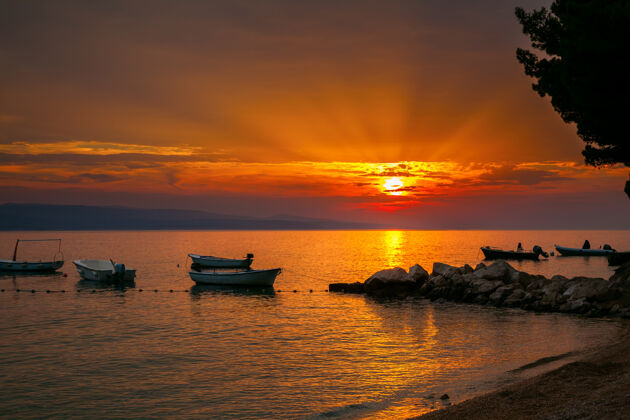 地平线以亚得里亚海日落为背景的小船 布雷拉 克罗地亚气候码头阳光
