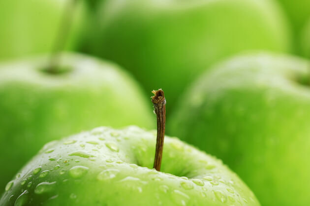 果汁成熟的青苹果关上营养零食滴