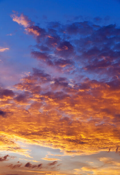 黄昏拍摄了一部分五彩缤纷的天空与云彩在日落 太阳黎明开始风景天空
