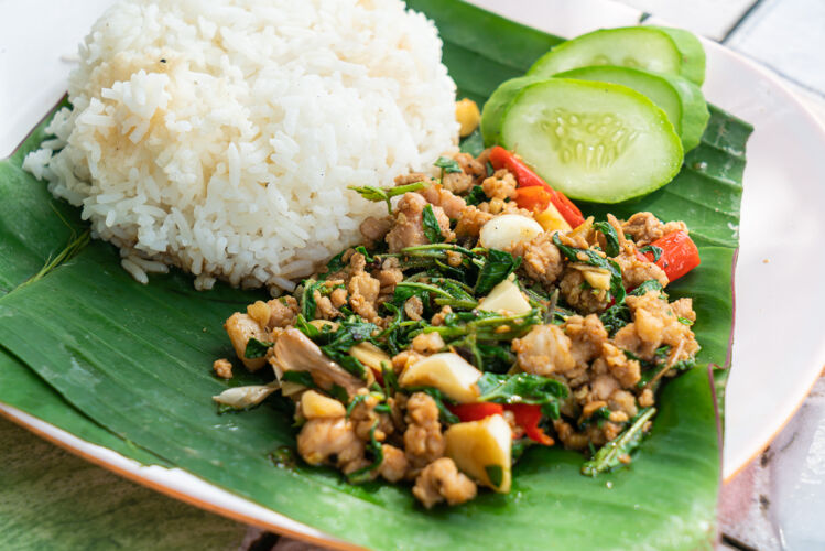 鸡蛋罗勒炒肉末泰国米饭街头美食辣绿色红色