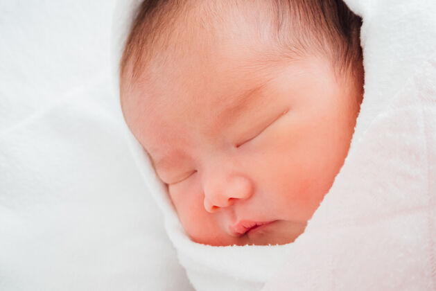 亚洲新生女婴睡着了柔软肖像舒适