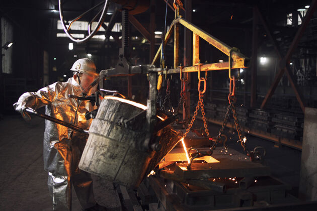 铝在一家工业冶炼公司生产铸钢件金属加工金属创始人