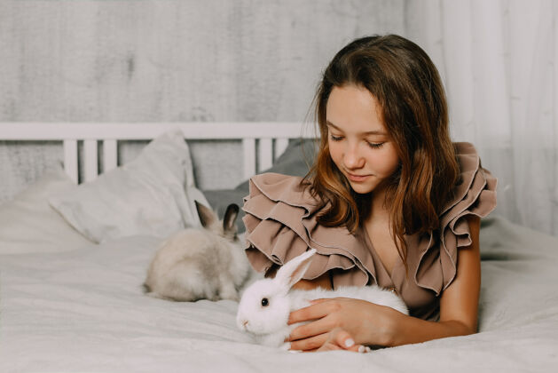 女孩女孩和兔子复活节符号 宠物兔子高高质量的照片符号鸡蛋节日
