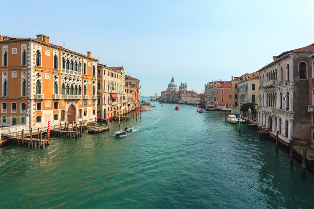 罚款运河视图各种各样的小船漂浮在一个精致的堤岸建筑群旁海岸威尼斯旅游