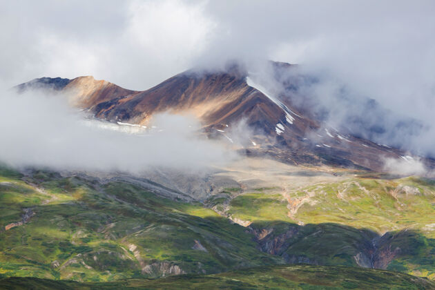 雪美国阿拉斯加风景如画的山脉夏天下雪覆盖着山丘 冰川和岩石山峰宁静自然旅行