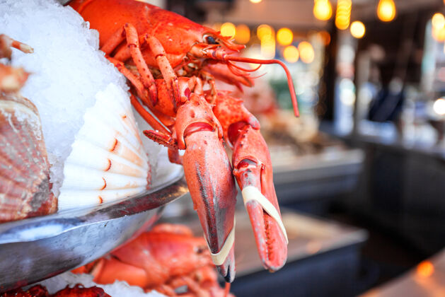 海洋户外鱼市与螃蟹和虾冰上 巴黎 法国市场盘子新鲜的
