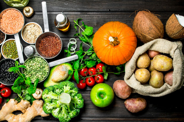 种子有机食物健康木桌上摆着各种蔬菜水果和豆类水果坚果番茄