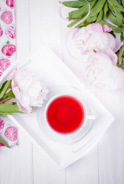 茶水果红茶和夏日白木牡丹花托盘饮料芙蓉