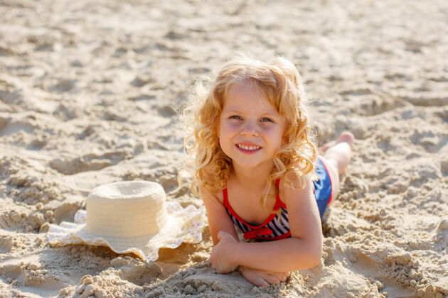 海滩夏天躺在沙滩上的小女孩沙滩可爱夏天