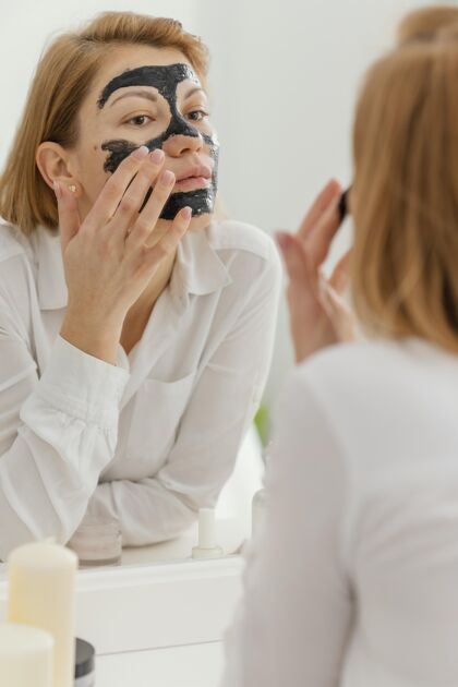 自我护理戴着剥皮面具的女人美容面膜美容室内