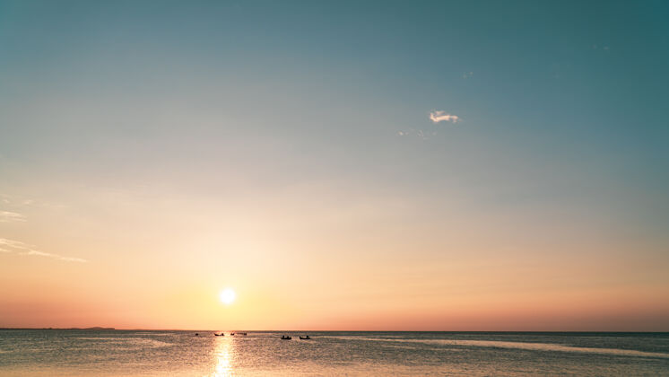 海边傍晚 夕阳照耀着大海户外海日落