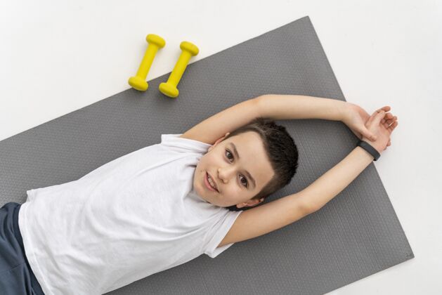 垫子瑜伽垫上的中枪小子健身运动运动