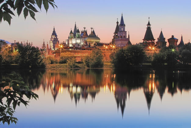 地标莫斯科伊兹梅洛夫斯基克里姆林宫的特列姆基灯笼夜晚城市景观