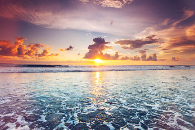雄伟巴厘岛的日落 塞米亚克 双六海滩海洋巴厘岛云