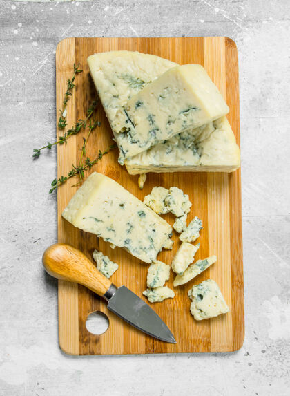草药蓝色奶酪放在木板上放在木桌上奶酪蓝色脂肪